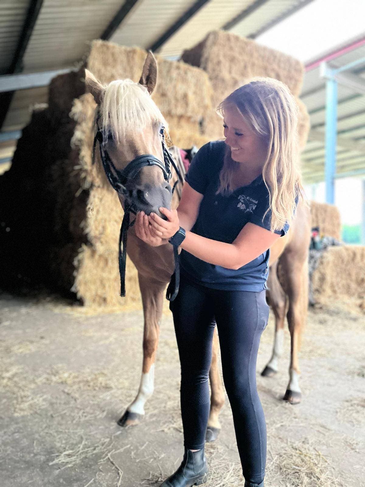 Lea-Sofie Meyer mit Pferd im Stall